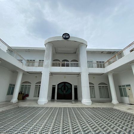 Griya Rw Family Guest House Redpartner Surakarta  Bagian luar foto