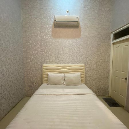 Griya Rw Family Guest House Redpartner Surakarta  Bagian luar foto