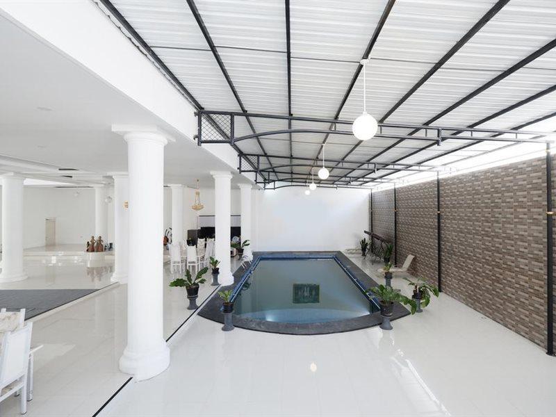 Griya Rw Family Guest House Redpartner Surakarta  Bagian luar foto