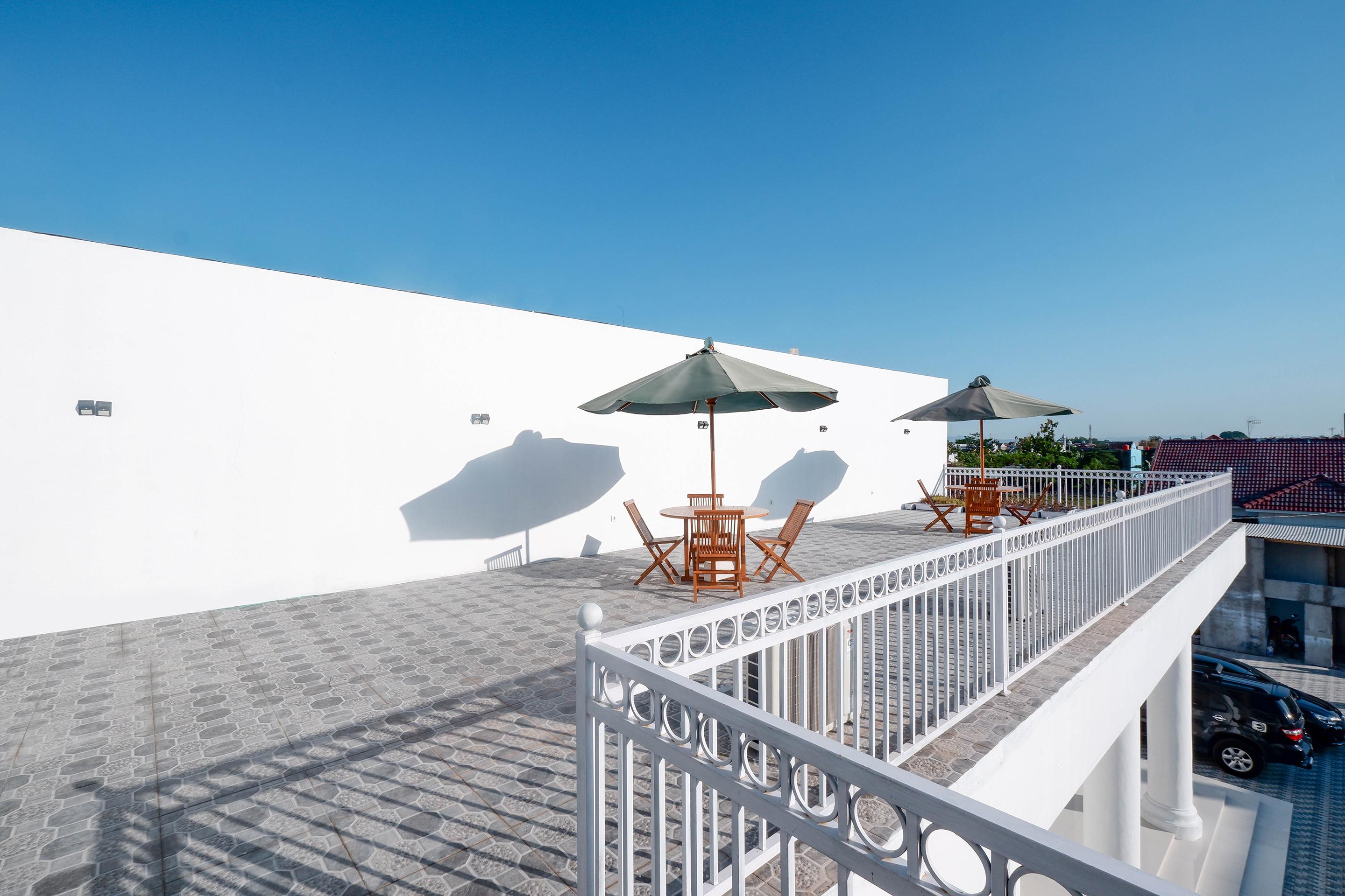 Griya Rw Family Guest House Redpartner Surakarta  Bagian luar foto