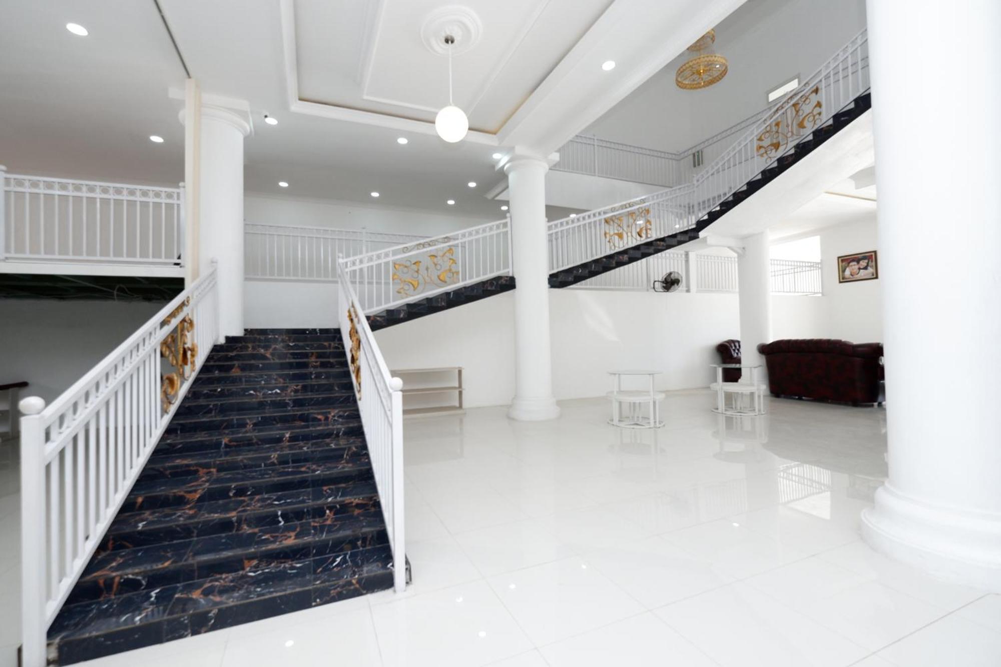 Griya Rw Family Guest House Redpartner Surakarta  Bagian luar foto