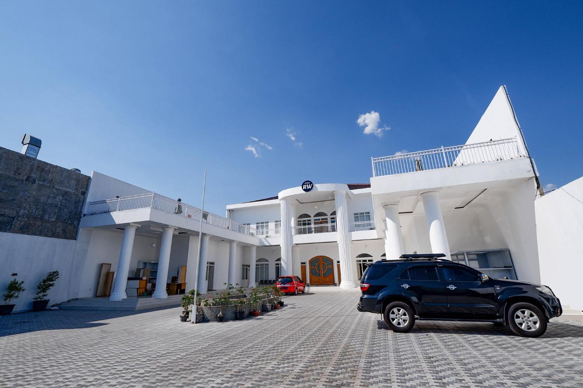 Griya Rw Family Guest House Redpartner Surakarta  Bagian luar foto