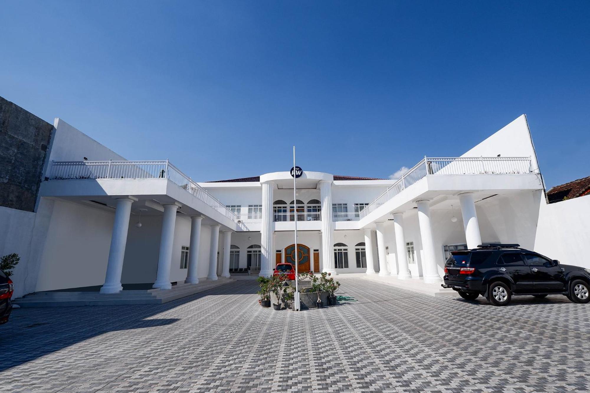 Griya Rw Family Guest House Redpartner Surakarta  Bagian luar foto
