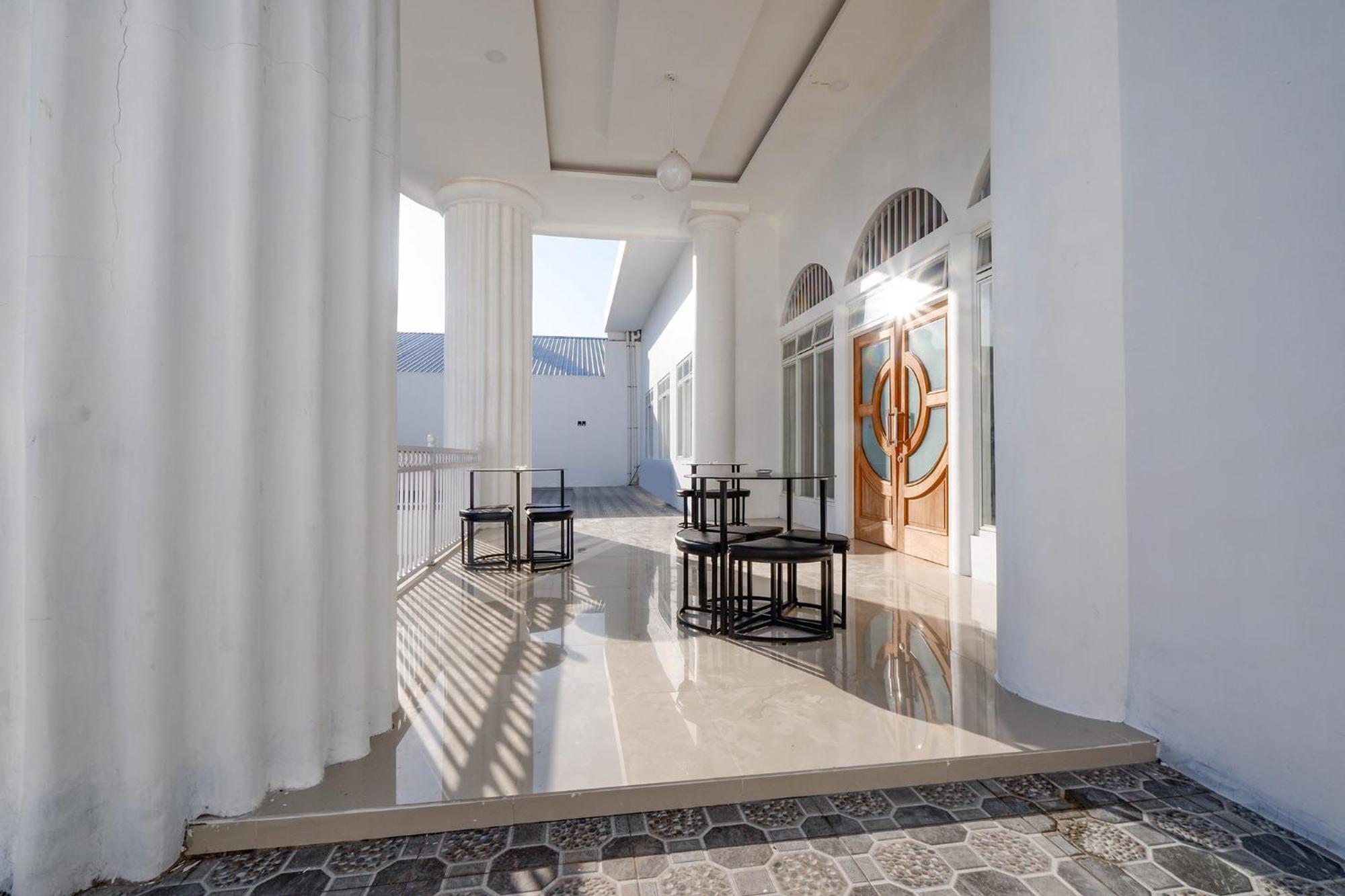 Griya Rw Family Guest House Redpartner Surakarta  Bagian luar foto