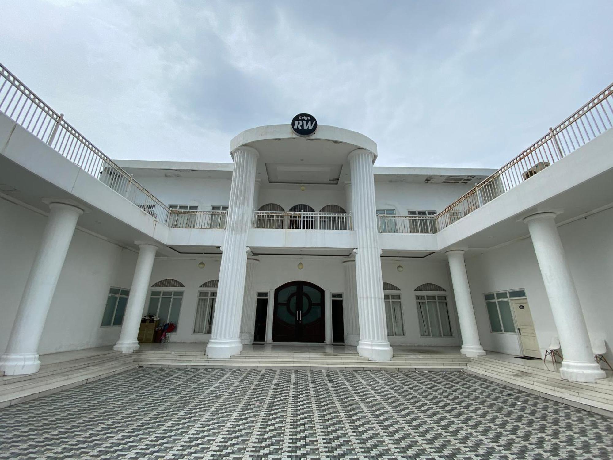 Griya Rw Family Guest House Redpartner Surakarta  Bagian luar foto