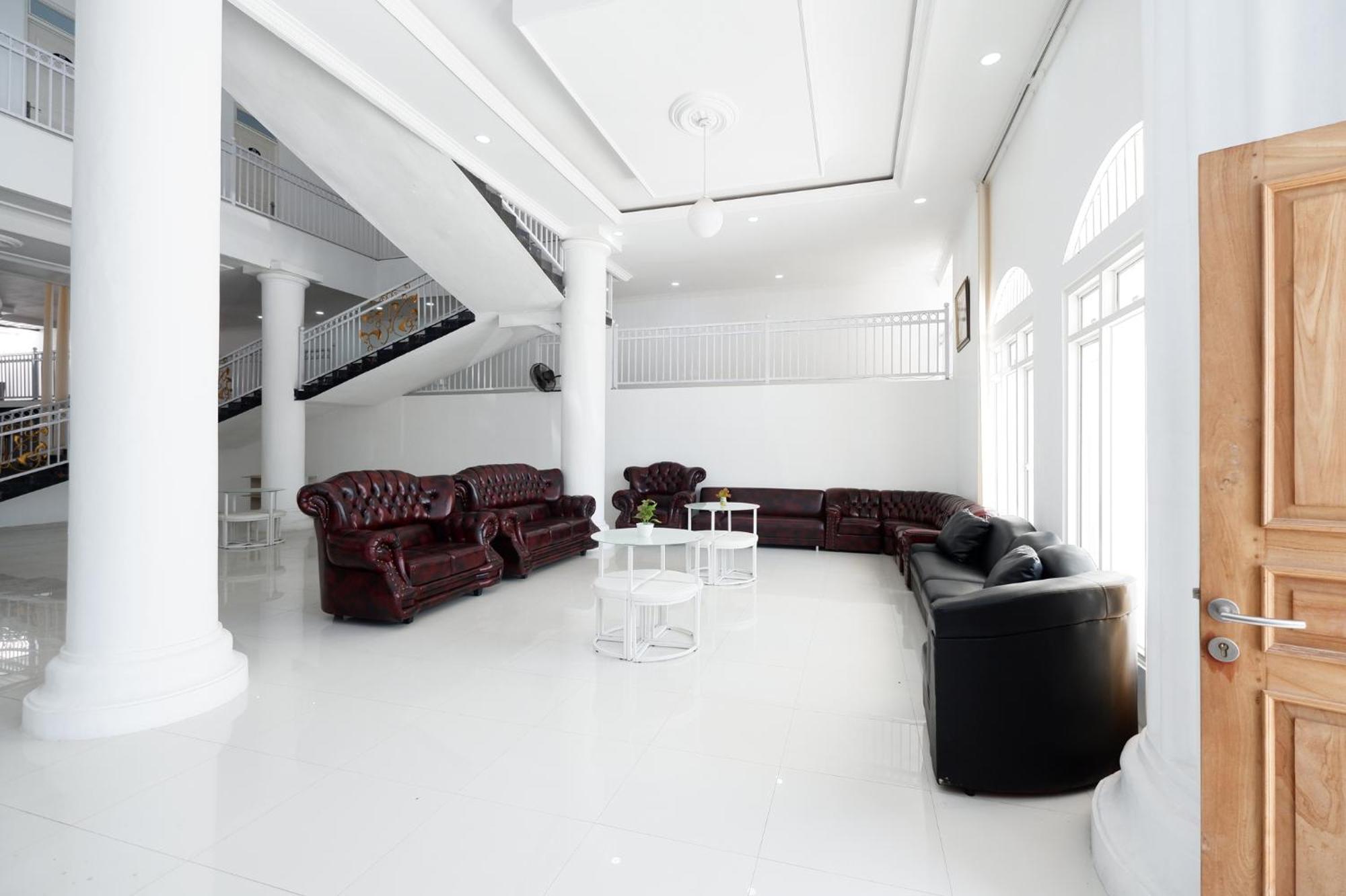 Griya Rw Family Guest House Redpartner Surakarta  Bagian luar foto