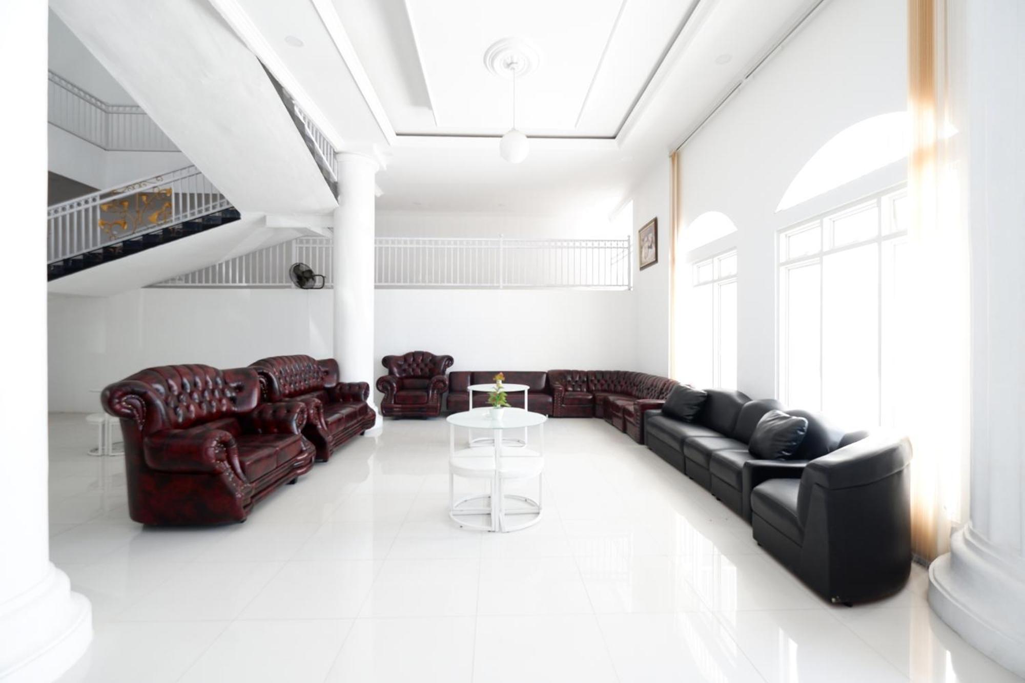 Griya Rw Family Guest House Redpartner Surakarta  Bagian luar foto