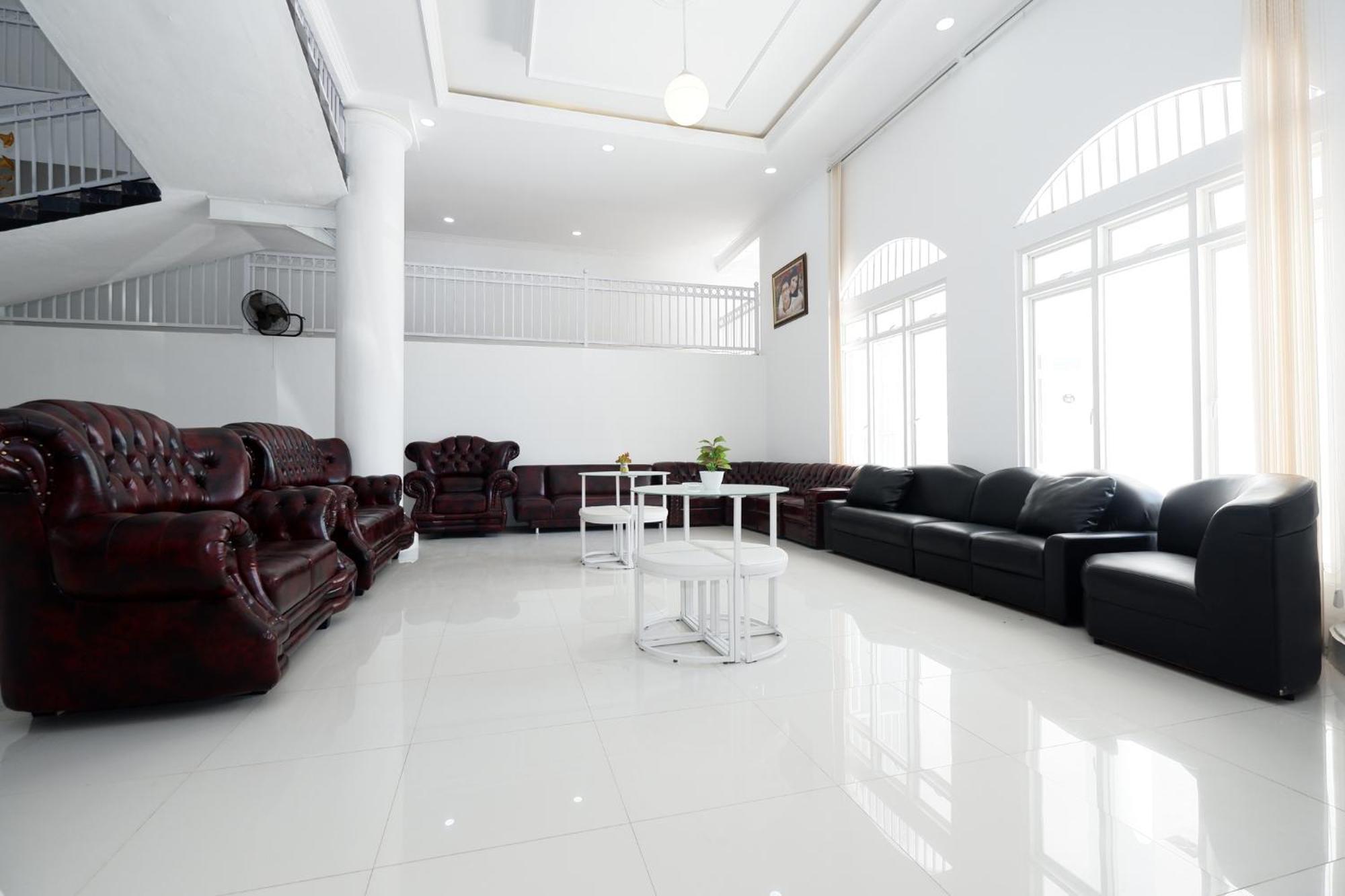 Griya Rw Family Guest House Redpartner Surakarta  Bagian luar foto