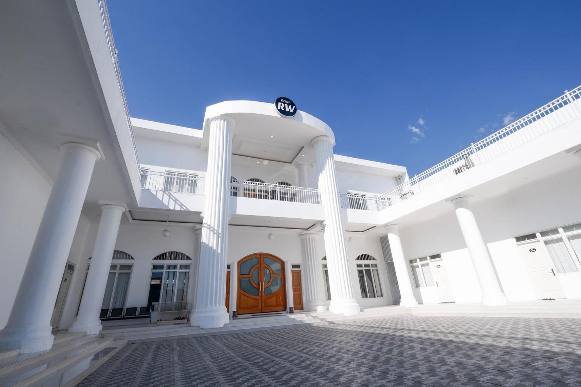 Griya Rw Family Guest House Redpartner Surakarta  Bagian luar foto