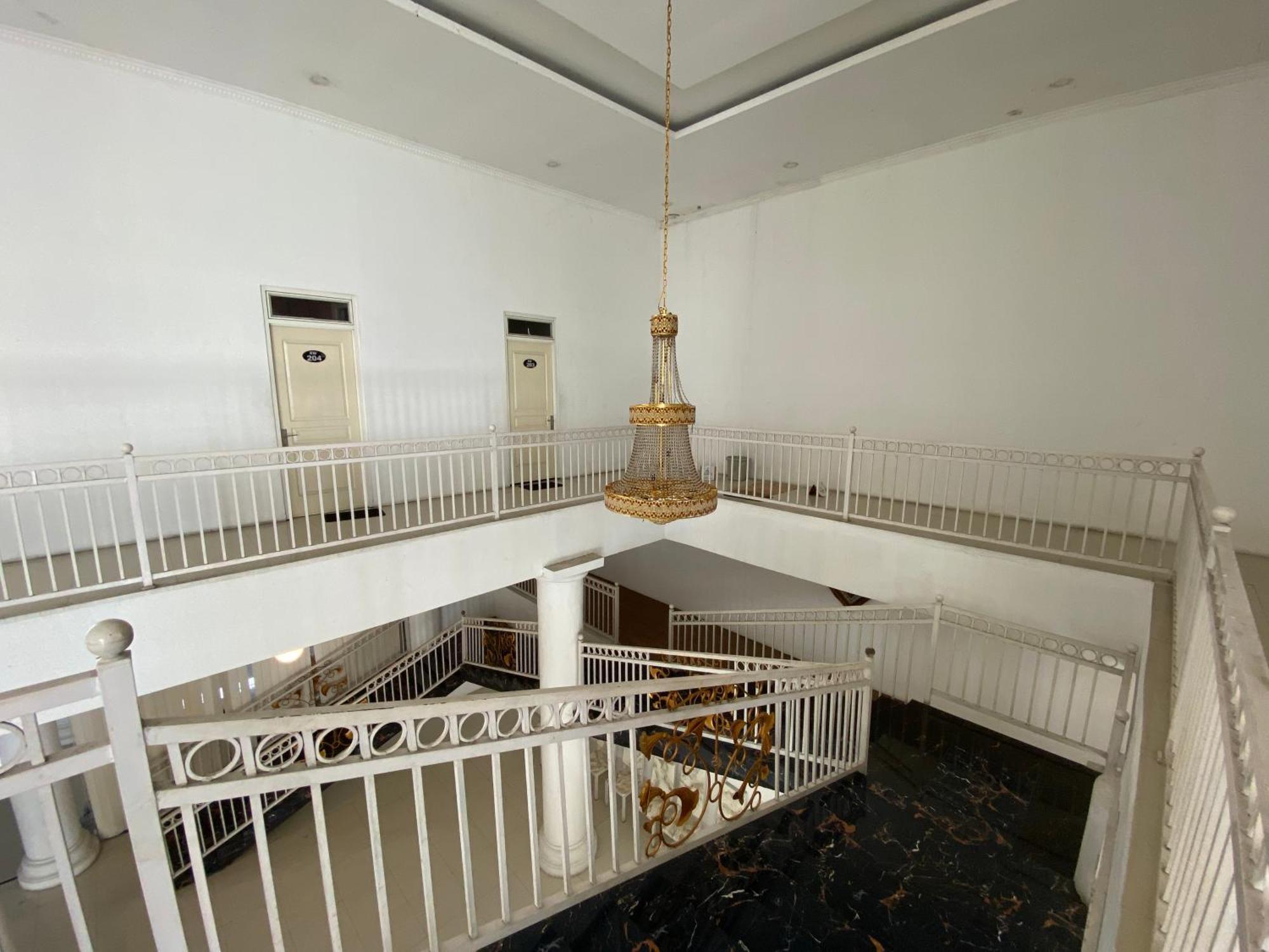 Griya Rw Family Guest House Redpartner Surakarta  Bagian luar foto