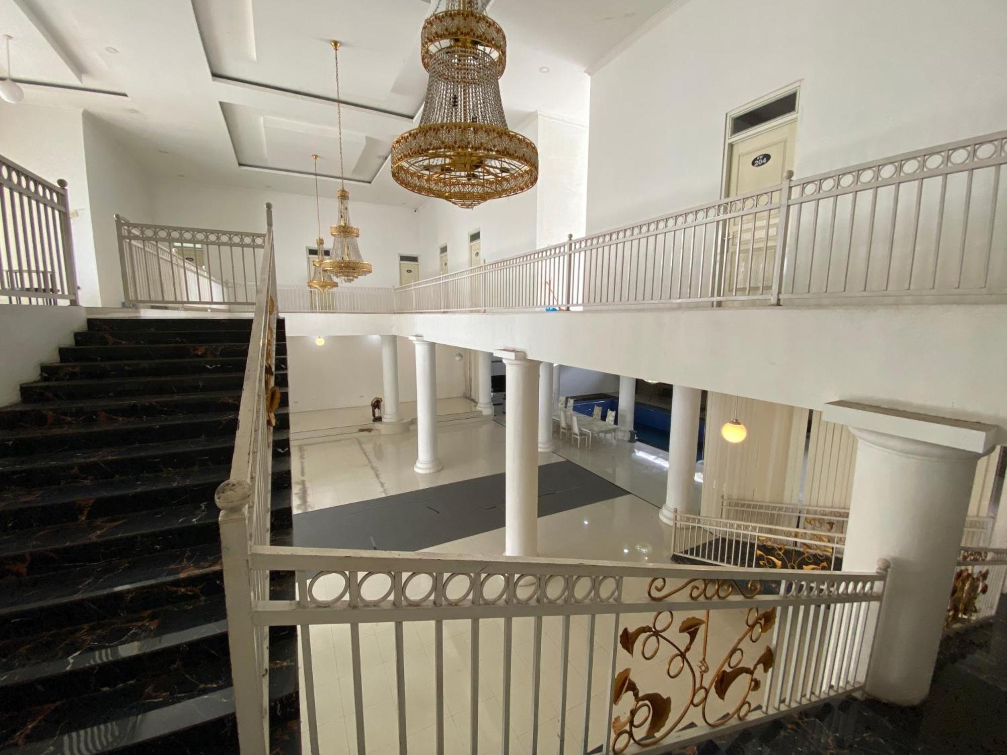 Griya Rw Family Guest House Redpartner Surakarta  Bagian luar foto