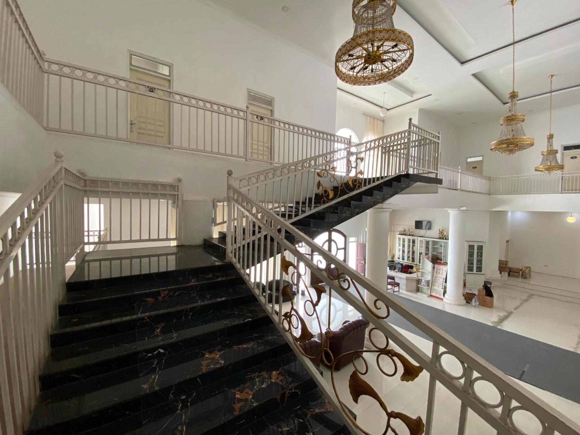 Griya Rw Family Guest House Redpartner Surakarta  Bagian luar foto