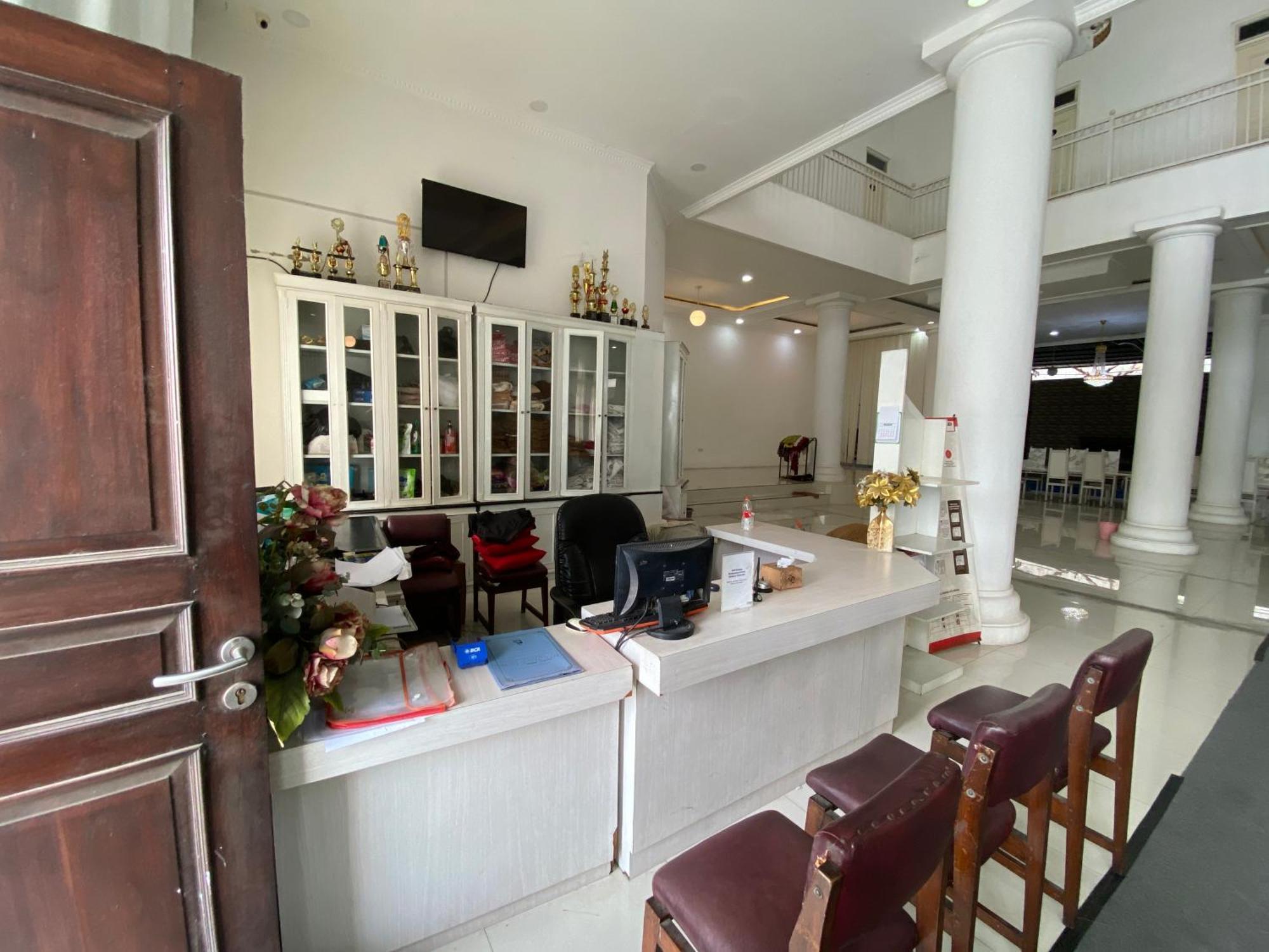 Griya Rw Family Guest House Redpartner Surakarta  Bagian luar foto