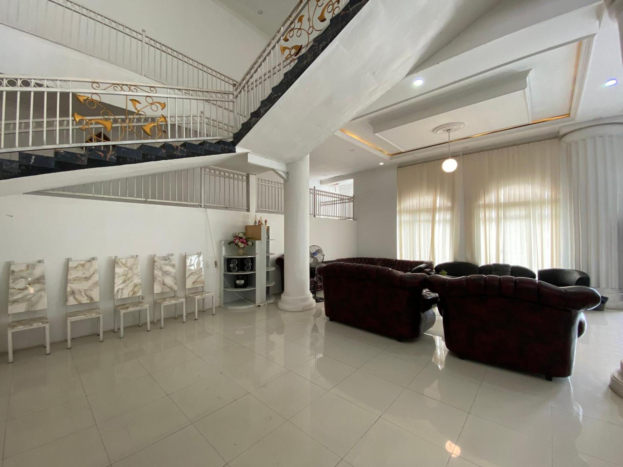 Griya Rw Family Guest House Redpartner Surakarta  Bagian luar foto