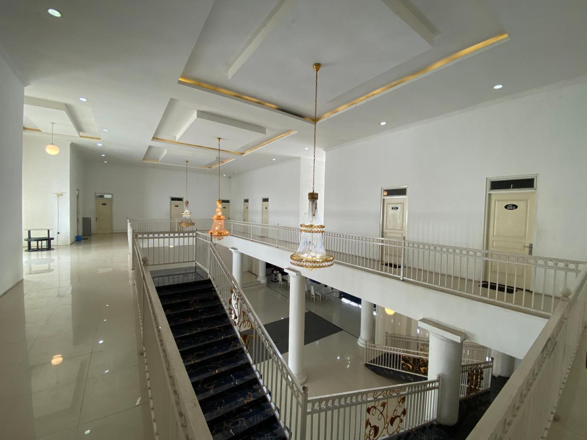 Griya Rw Family Guest House Redpartner Surakarta  Bagian luar foto