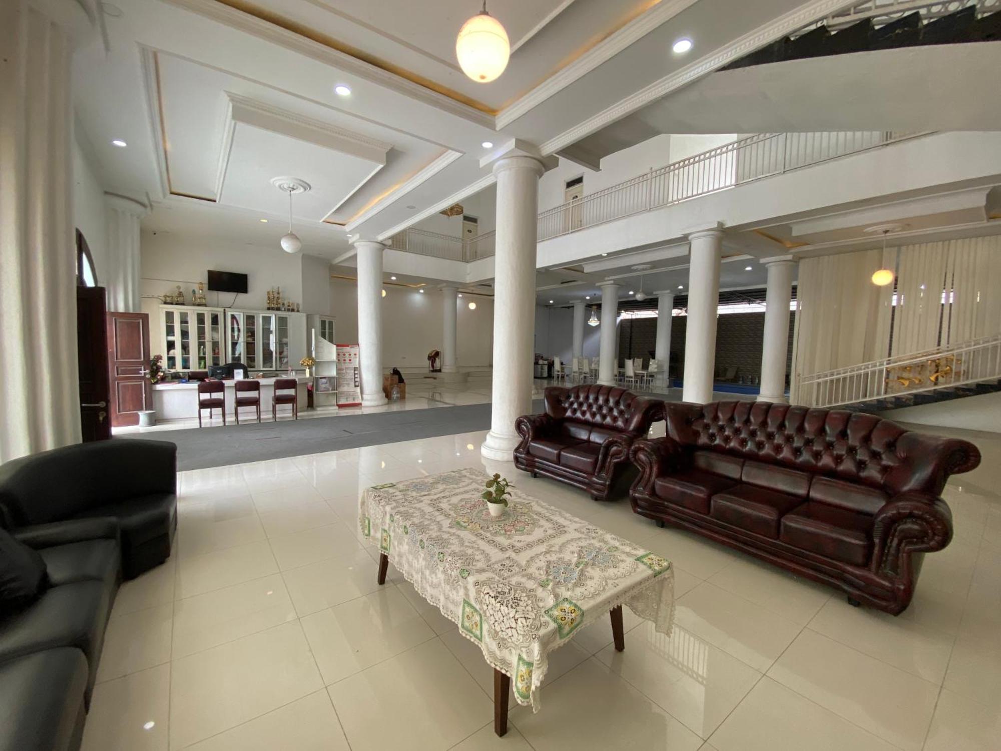 Griya Rw Family Guest House Redpartner Surakarta  Bagian luar foto