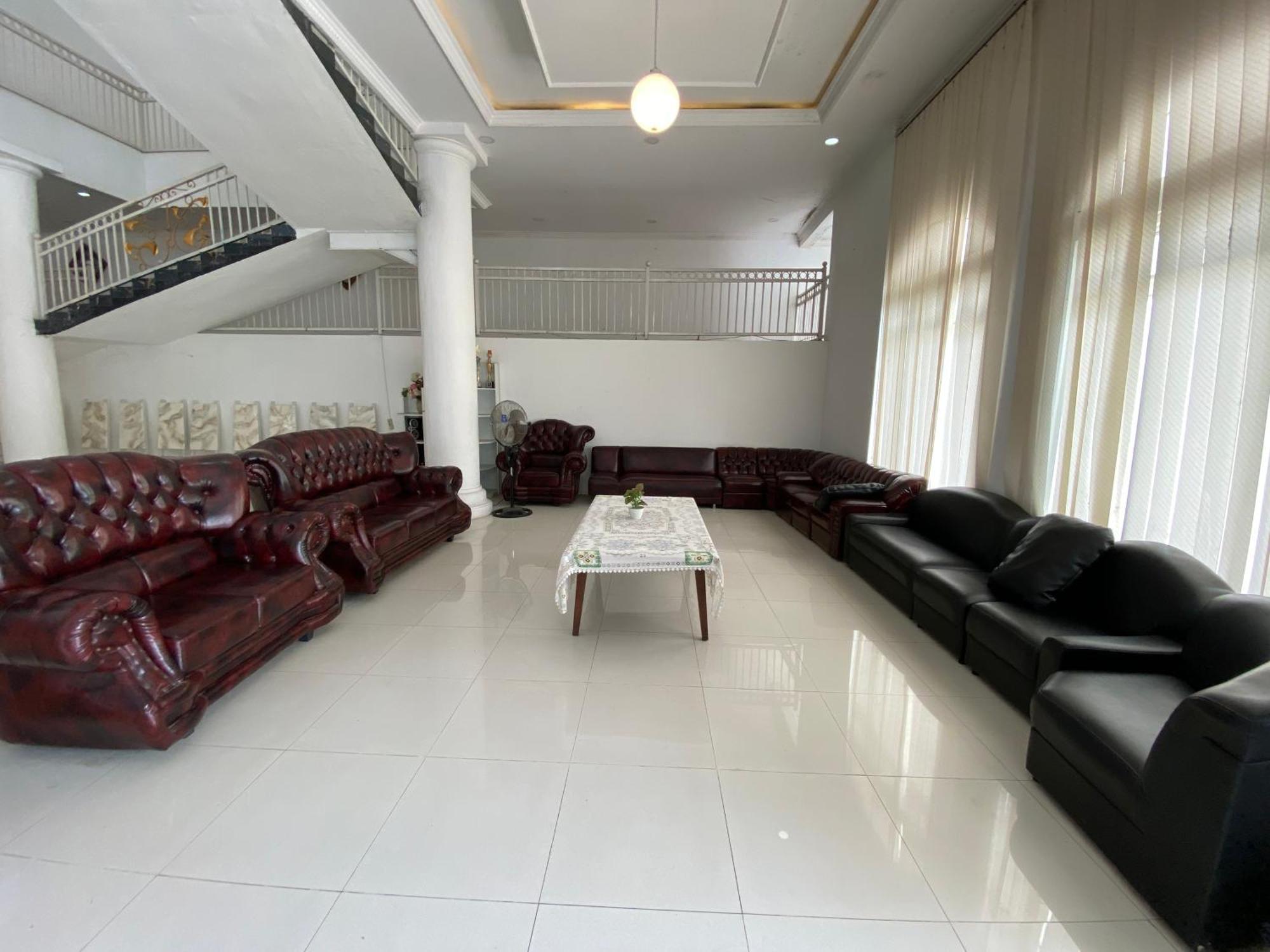 Griya Rw Family Guest House Redpartner Surakarta  Bagian luar foto