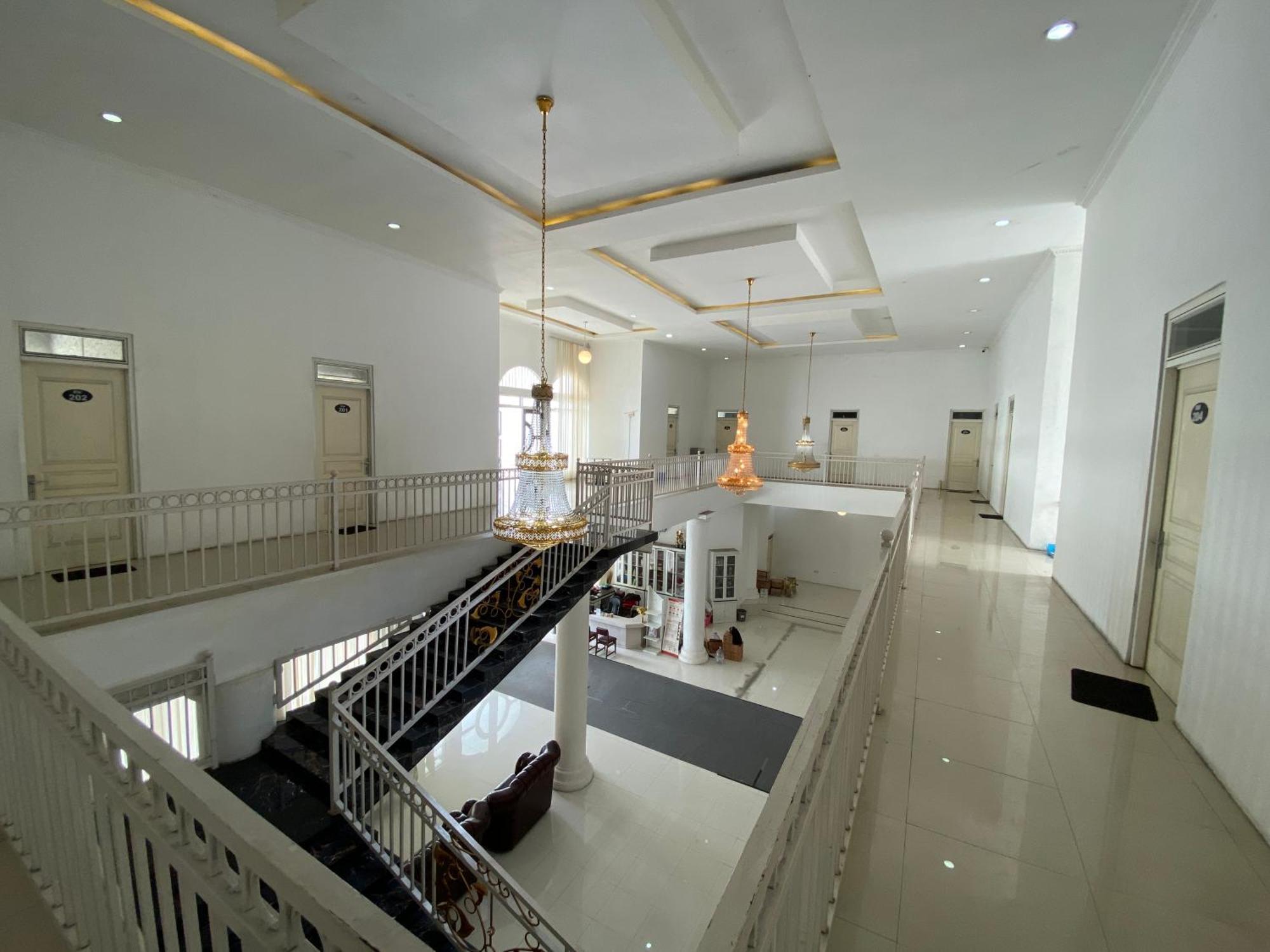 Griya Rw Family Guest House Redpartner Surakarta  Bagian luar foto