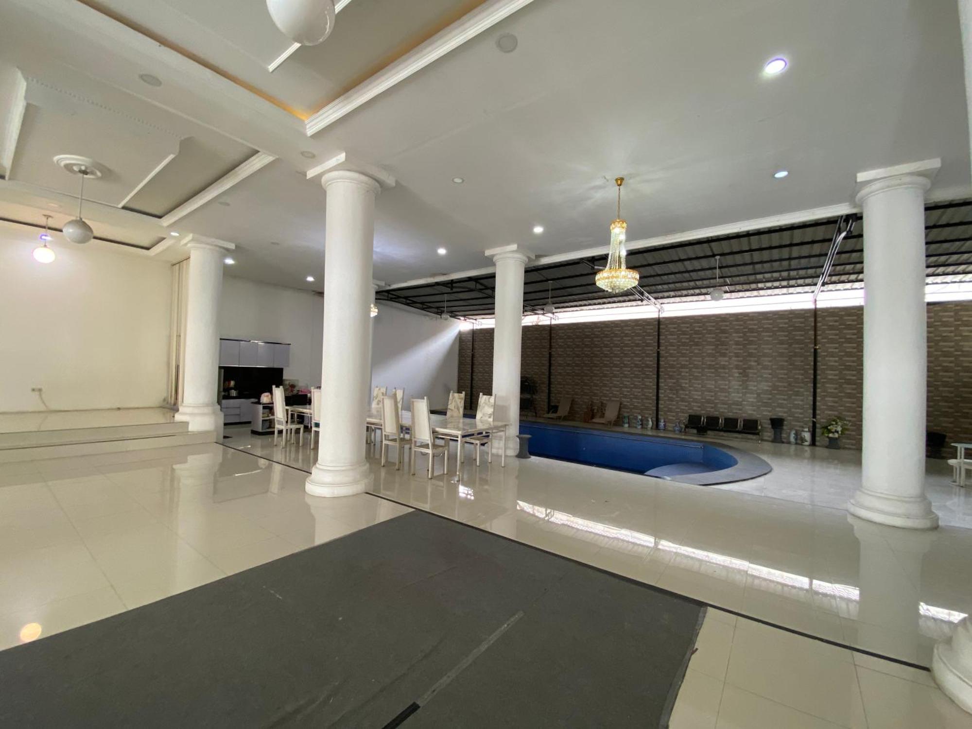 Griya Rw Family Guest House Redpartner Surakarta  Bagian luar foto