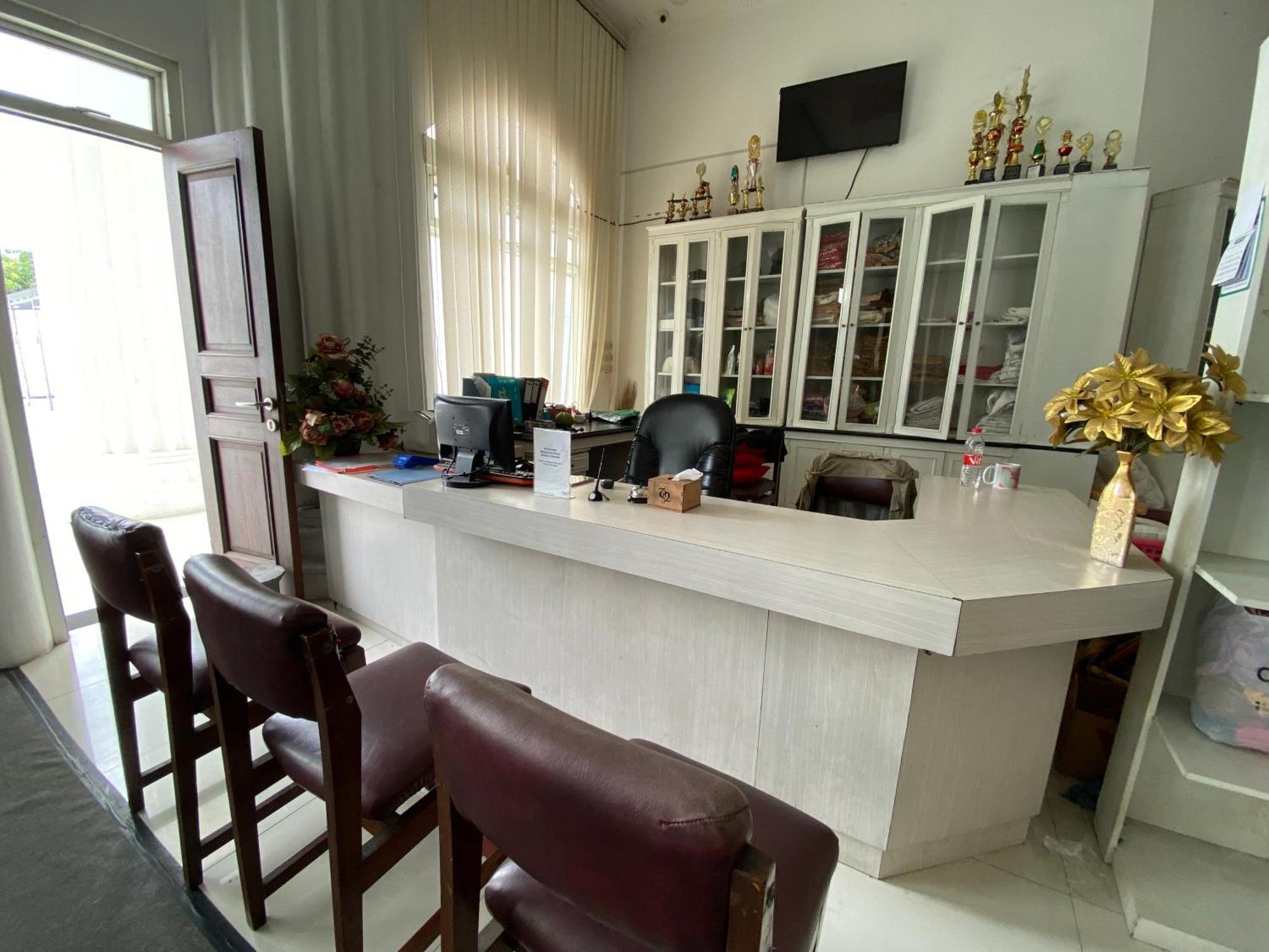 Griya Rw Family Guest House Redpartner Surakarta  Bagian luar foto