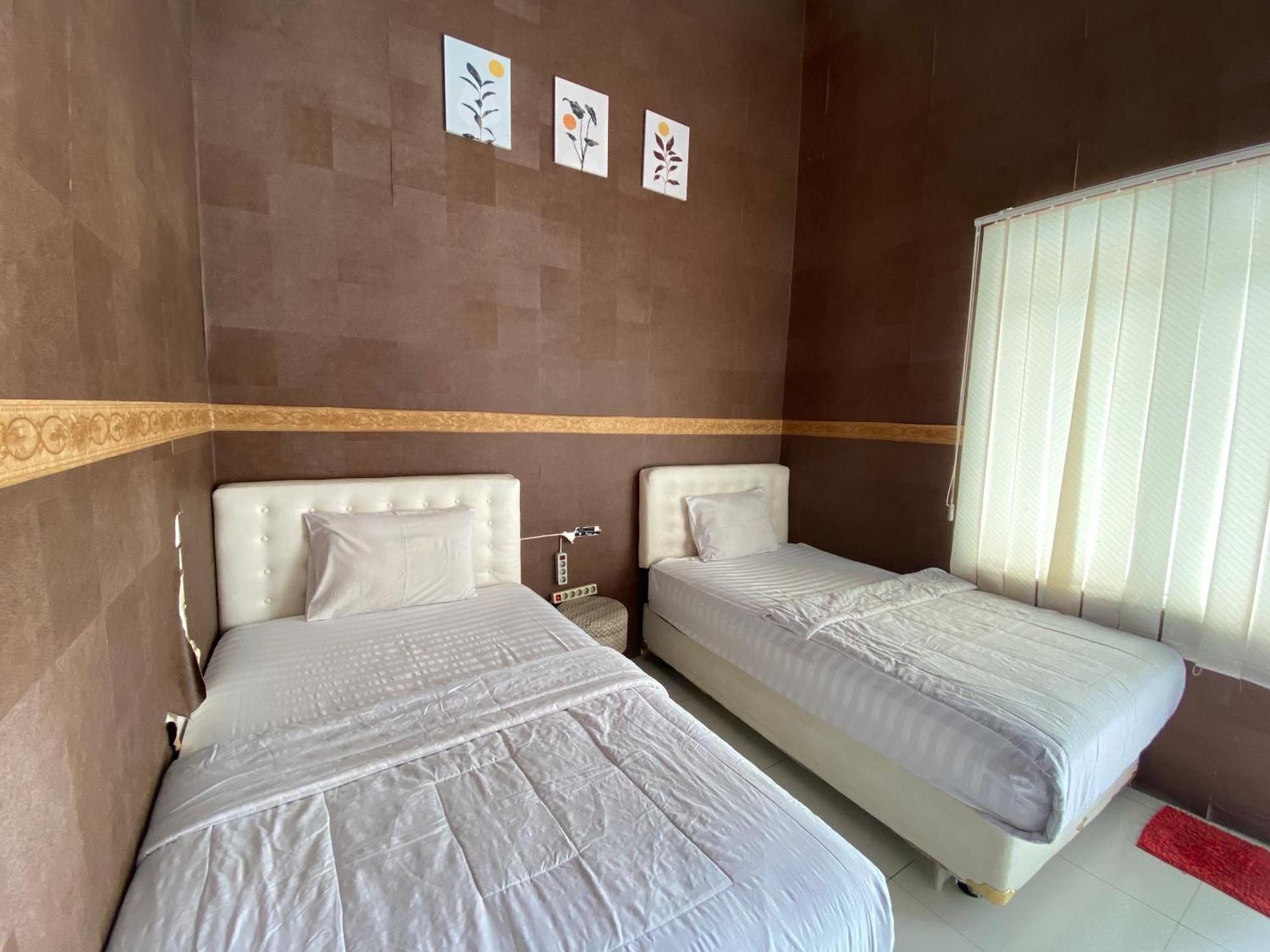 Griya Rw Family Guest House Redpartner Surakarta  Bagian luar foto