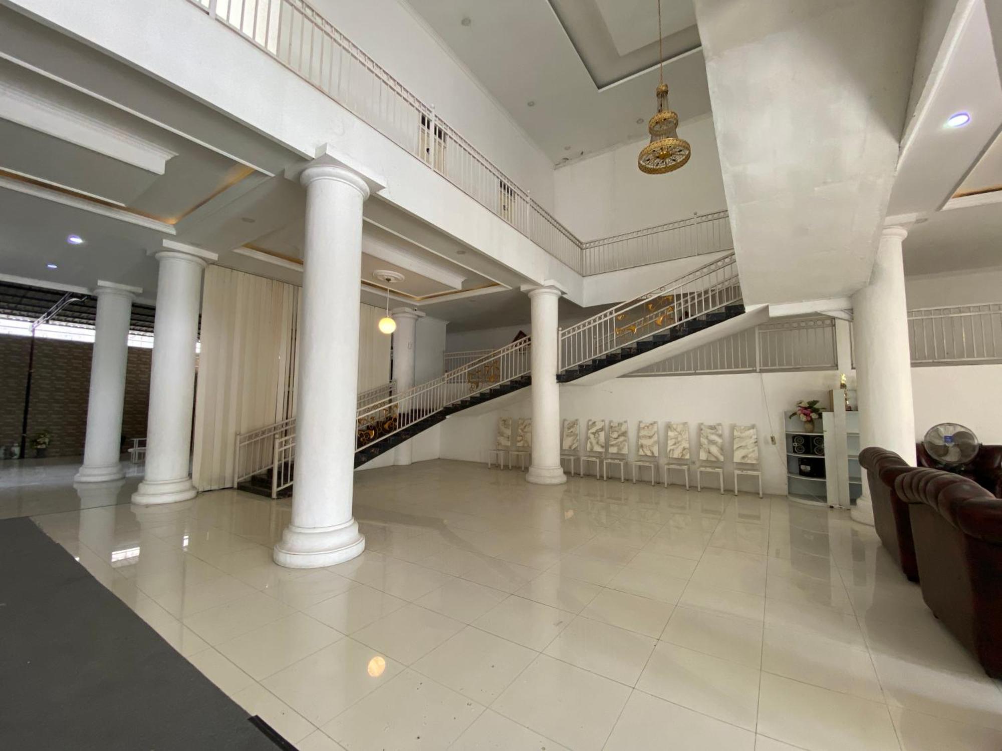 Griya Rw Family Guest House Redpartner Surakarta  Bagian luar foto