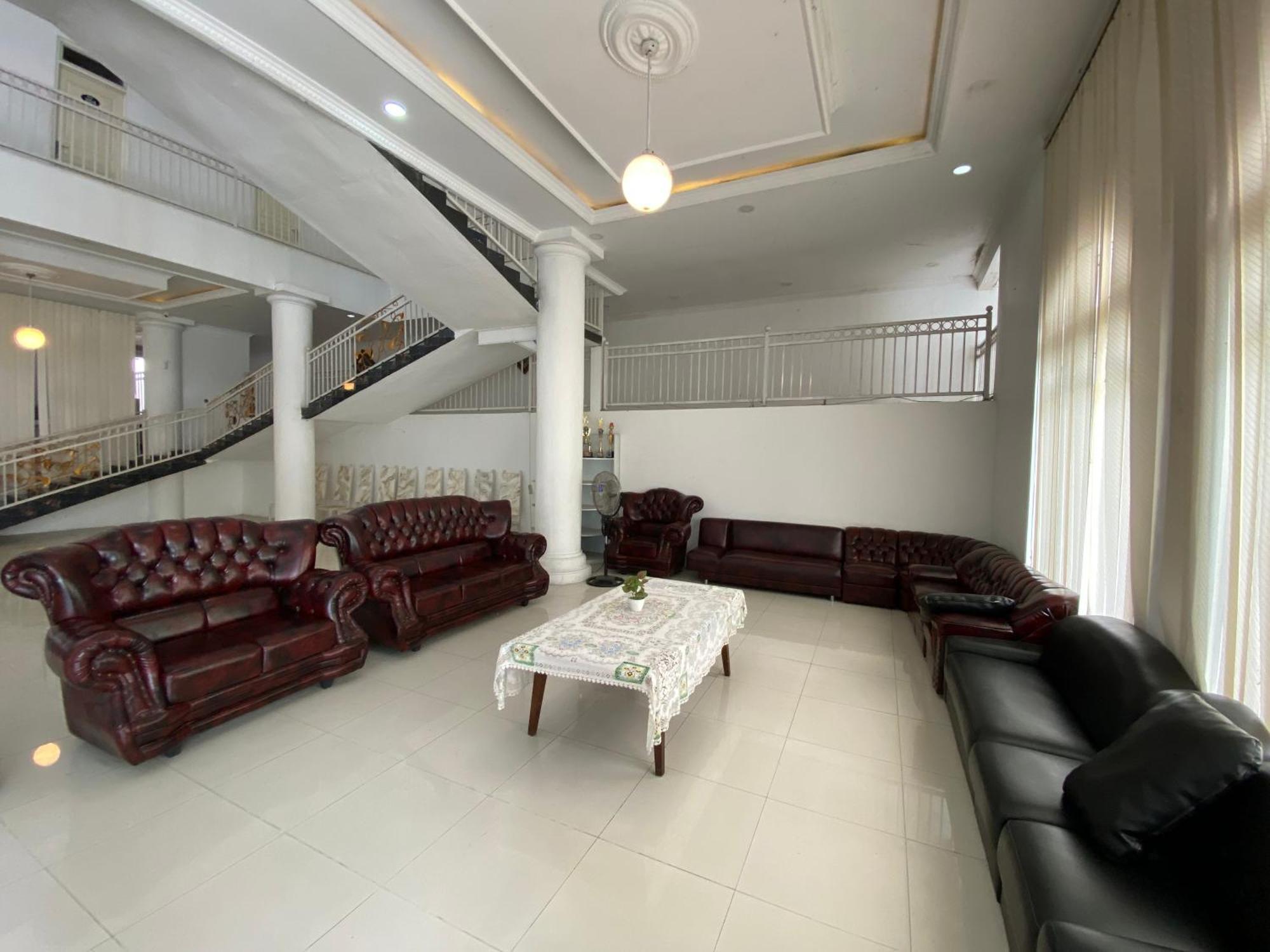 Griya Rw Family Guest House Redpartner Surakarta  Bagian luar foto