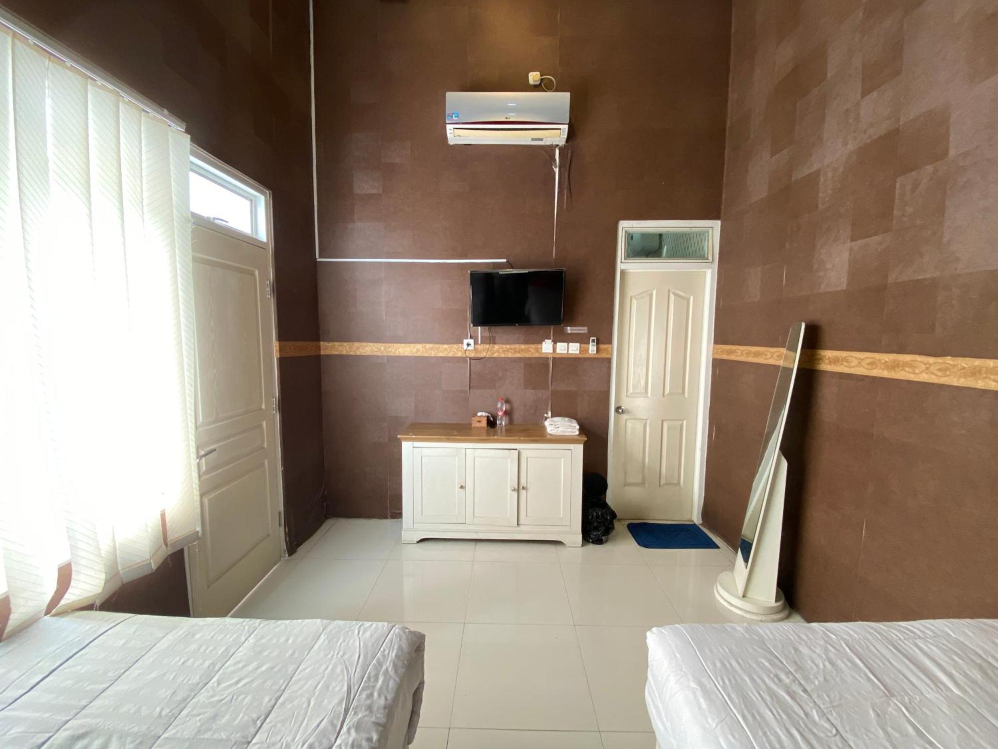Griya Rw Family Guest House Redpartner Surakarta  Bagian luar foto