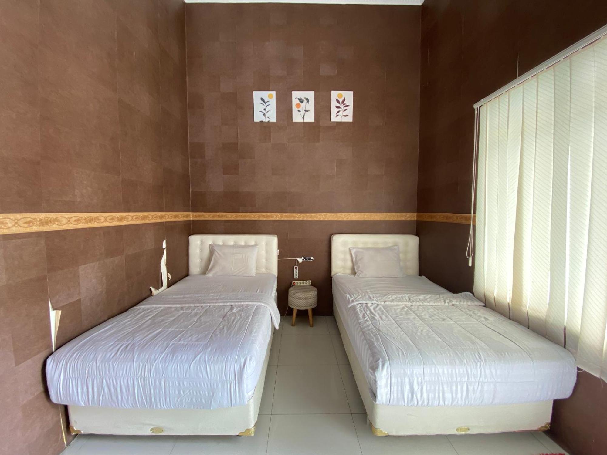 Griya Rw Family Guest House Redpartner Surakarta  Bagian luar foto