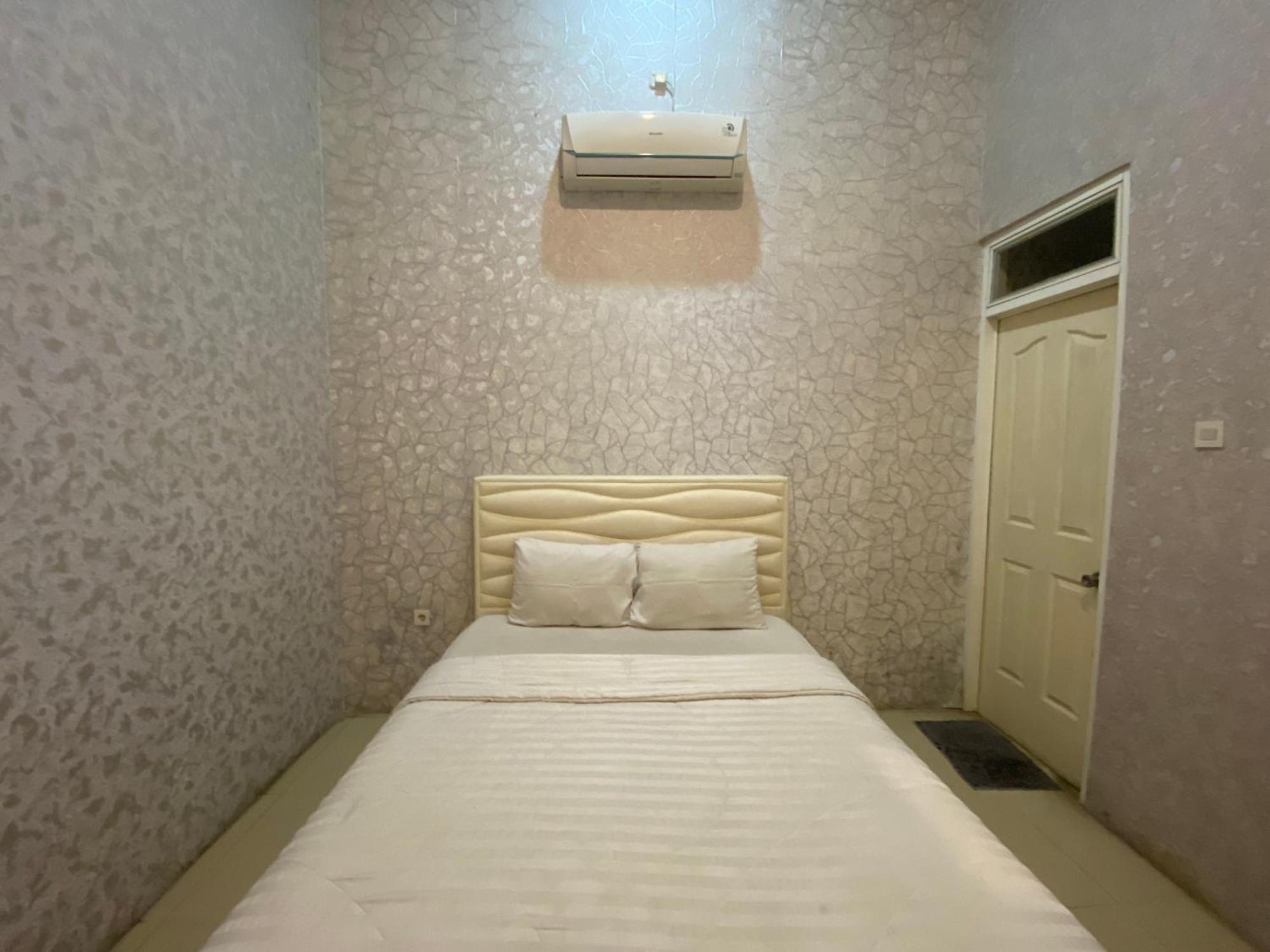 Griya Rw Family Guest House Redpartner Surakarta  Bagian luar foto